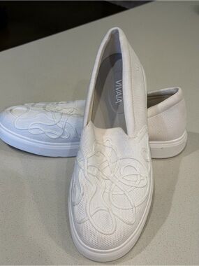 VIVAIA Women’s White Slip-On Knit Loafers